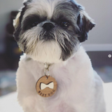 Etiqueta redonda de madera para mascotas con pajarita